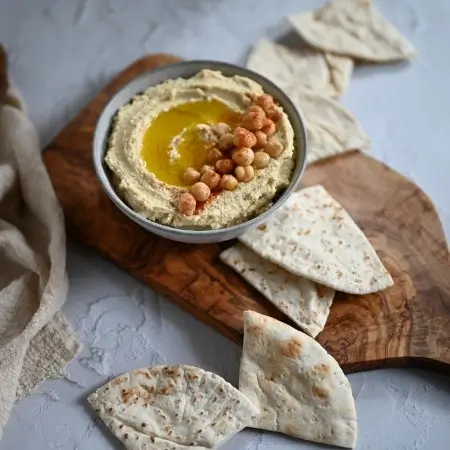envoltorios de hummus y verduras